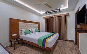 Treebo Aaravi Residency, 800 Mtrs From Promenade Beach